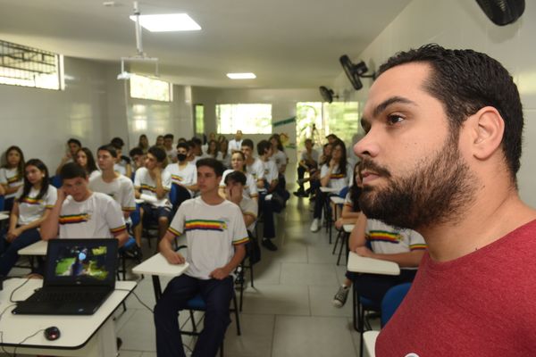 Estudantes do Centro Educacional Israel, em Guaçui, assistem palestra sobre fake news com o jornalista Geraldo Junior por Carlos Alberto Silva