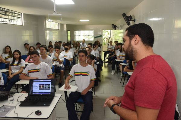 Estudantes do Centro Educacional Israel, em Guaçui, assistem palestra sobre fake news com o jornalista Geraldo Junior por Carlos Alberto Silva