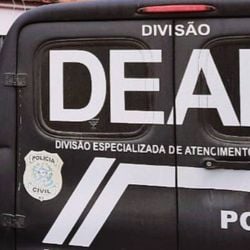 Vítima conseguiu ir até a Delegacia Especializada de Atendimento à Mulher (Deam) após sair de casa dizendo que ia levar o filho à escola; a polícia encontrou drogas com o suspeito