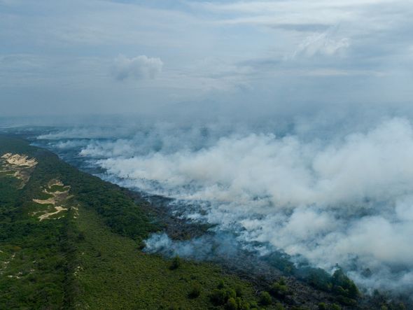 Fumaça encobre céu de Guarapari na tarde desta sexta-feira (23). por Vitor Jubini | A Gazeta
