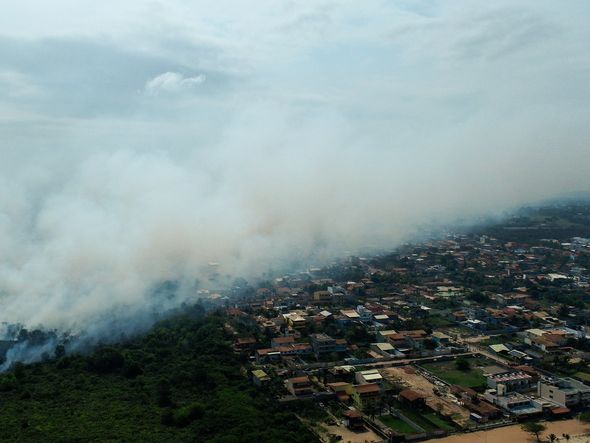 Fumaça encobre céu de Guarapari na tarde desta sexta-feira (23). por Vitor Jubini | A Gazeta