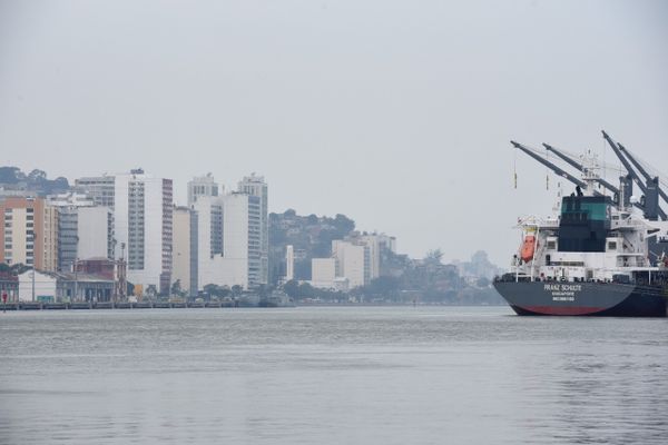 Avenida Beira-Mar, em Vitória, com neblina durante incêndio no Parque Paulo César Vinha por Carlos Alberto Silva