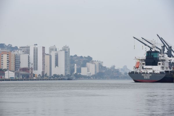 Uma fumaça vinda do incêndio no Parque Paulo Cesar Vinhas, em Vila Velha, tomou conta de parte da cidade de Vitória. por Carlos Alberto SIlva