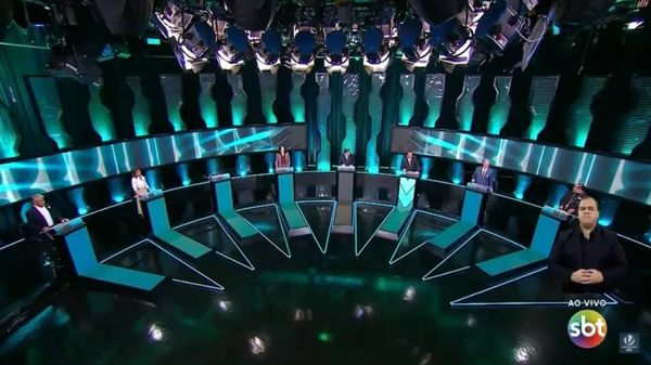 Presidenciáveis durante debate no SBT; Lula não participou
