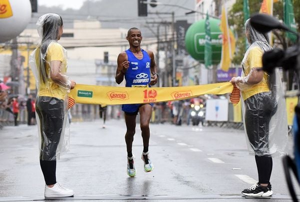 31º 10 Milhas Garoto - O atleta Giovani chega em primeiro por Carlos Alberto Silva