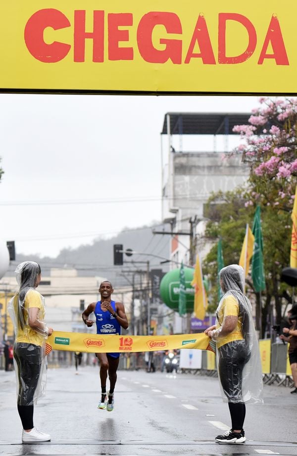 31º 10 Milhas Garoto - O atleta Giovani chega em primeiro por Carlos Alberto Silva