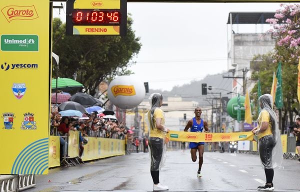 31º 10 Milhas Garoto - O atleta Giovani chega em primeiro por Carlos Alberto Silva