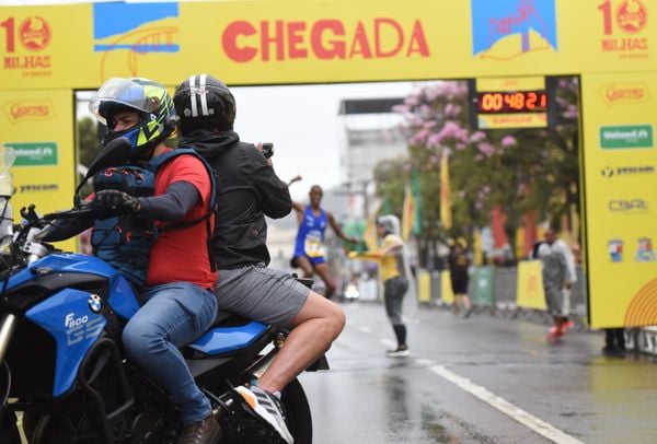 31º 10 Milhas Garoto - Uma moto com cinegrafista atravessou na frente dos fotógrafos na hora da chegada do atleta Gionani, primeiro colocado na prova.  Isso causou a perda das imagens do atleta dando saltando  na sua chegada. por Carlos Alberto Silva