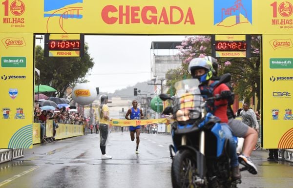 31º 10 Milhas Garoto - Uma moto com cinegrafista atravessou na frente dos fotógrafos na hora da chegada do atleta Gionani, primeiro colocado na prova.  Isso causou a perda das imagens do atleta dando saltando  na sua chegada. por Carlos Alberto Silva