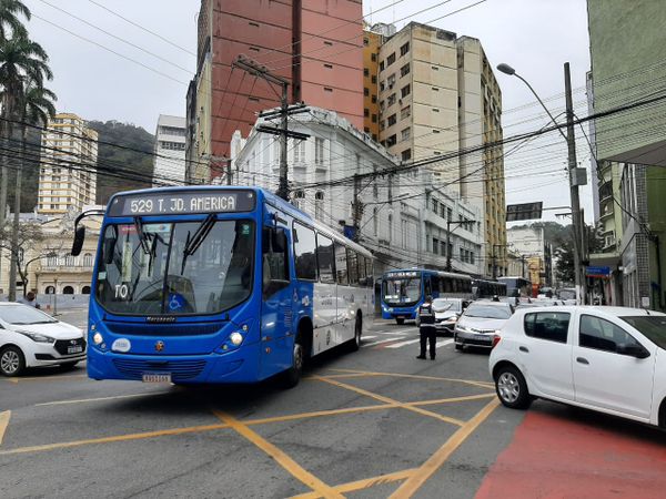 Prédio desaba e muda o trânsito no Centro de Vitória por Fernando Madeira 