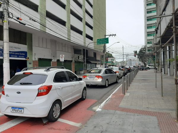 Prédio desaba e muda o trânsito no Centro de Vitória por Fernando Madeira 