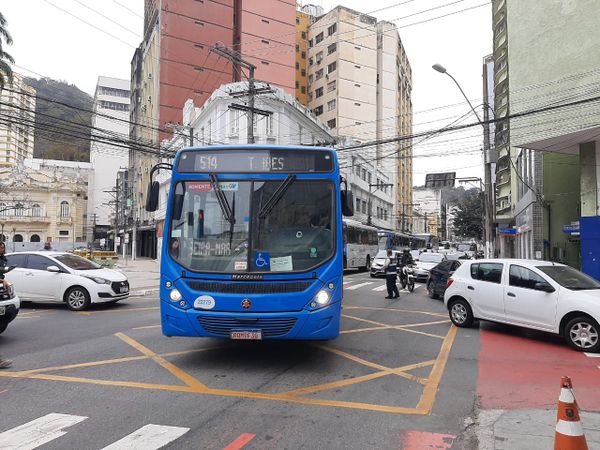 Prédio desaba e muda o trânsito no Centro de Vitória por Fernando Madeira 