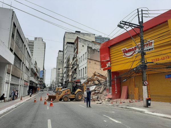 Prédio desaba e muda o trânsito no Centro de Vitória por Fernando Madeira 