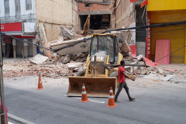 Prédio desaba e muda o trânsito no Centro de Vitória por Fernando Madeira 