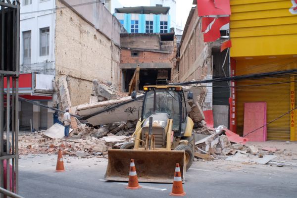Prédio desaba e muda o trânsito no Centro de Vitória por Fernando Madeira 