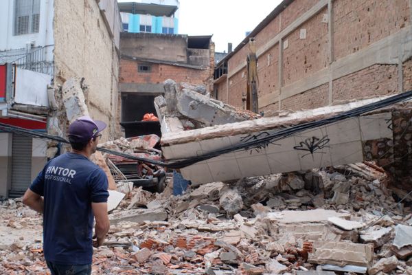 Prédio desaba e muda o trânsito no Centro de Vitória por Fernando Madeira 