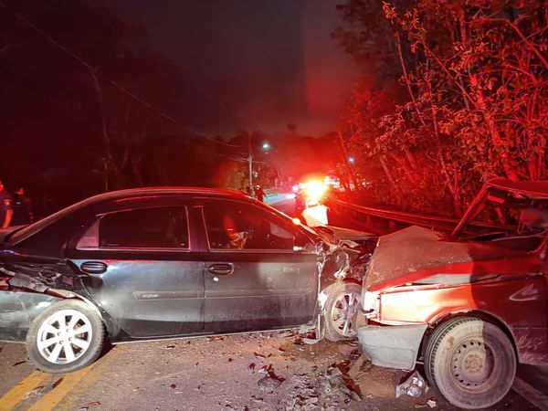 Carros batem de frente e acidente deixa quatro pessoas feridas em Anchieta