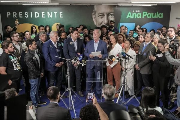 Ciro Gomes (PDT), candidato à Presidência, lê carta manifesto à nação brasileira