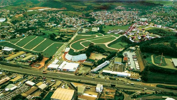 O Bella Viana Park II conta com lotes a partir de 300 metros quadrados e será entregue com infraestrutura completa. por Lotes CBL/Divulgação