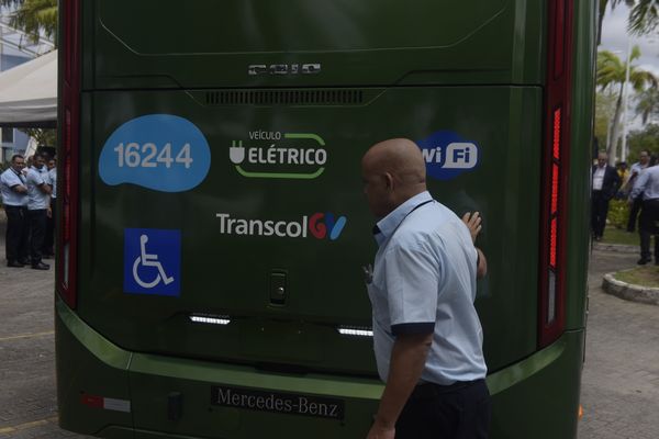 Apresentação do ônibus elétrico do sistema Transcol por Vitor Jubini