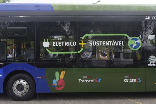 Apresentação do ônibus elétrico do sistema Transcol por Vitor Jubini