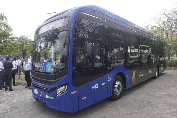 Apresentação do ônibus elétrico do sistema Transcol por Vitor Jubini
