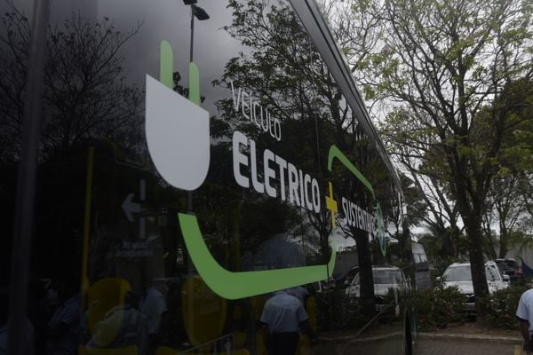Apresentação do ônibus elétrico do sistema Transcol por Vitor Jubini