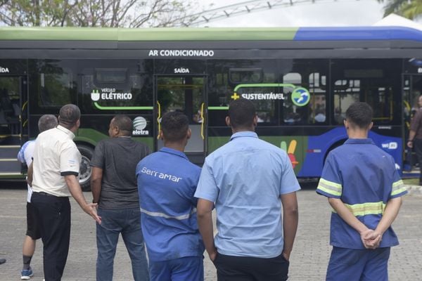 Apresentação do ônibus elétrico do sistema Transcol por Vitor Jubini