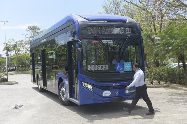 Apresentação do ônibus elétrico do sistema Transcol por Vitor Jubini