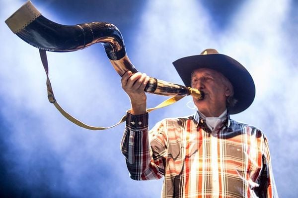 Cantor Sérgio Reis utilizando um berrante Agrizzi