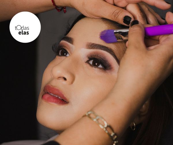 Curso de maquiagem para mulheres vítimas de violência