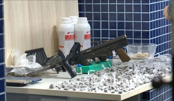 Drogas, armas e até uma submetralhadora são encontradas no guarda-roupas de um adolescente de 17 anos, em Vila Velha