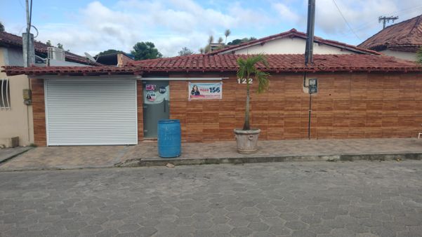 Frente da casa do prefeito, no distrito de Braço do Rio