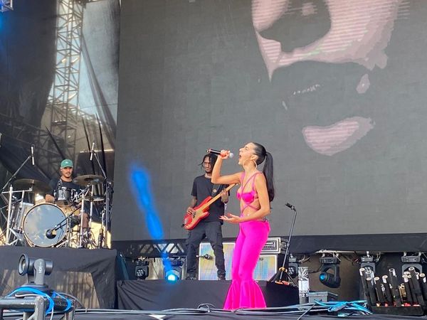 A cantora Marina Sena se apresentou no Festival Planeta Brasil, em Belo Horizonte - MG, no último domingo (25)