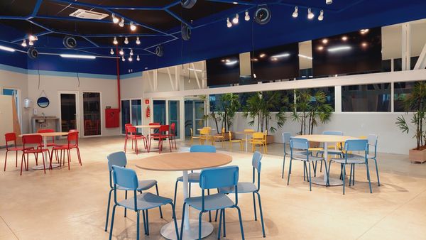 As matrículas já estão abertas, contemplando vagas na educação infantil para crianças na faixa etária dos dois aos cinco anos, e ensino fundamental I e II e ensino médio, com idade a partir dos seis anos.