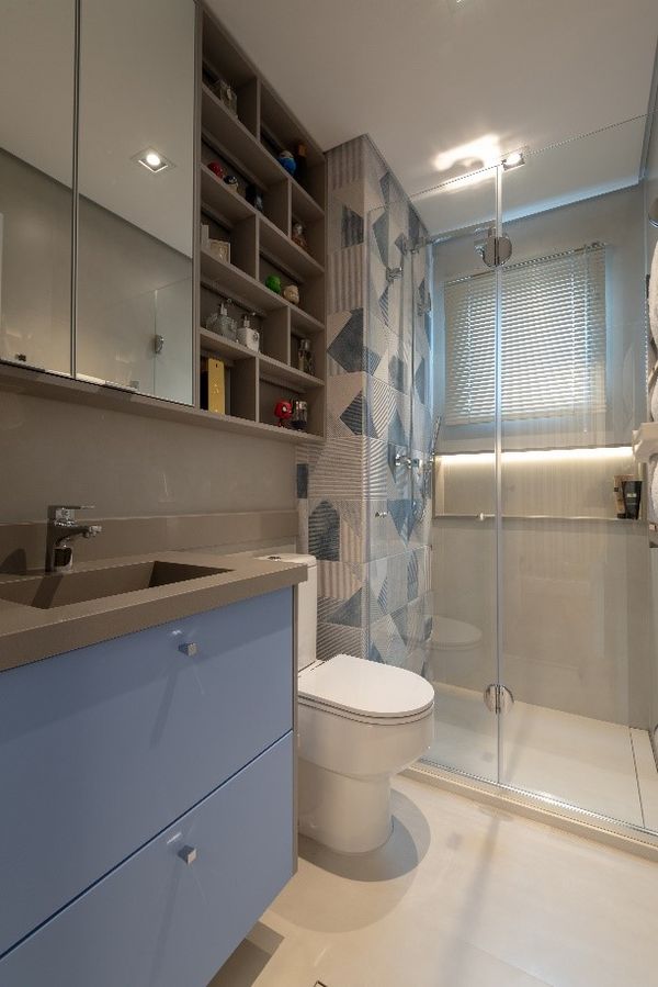 Troca dos metais, plantinhas para absorção da umidade e a pintura do espaço, seja com tinta, seja com aplicação de papel de parede, são ótimas dicas para fazer a diferença nos banheiros por Ideia Glass/Divulgação