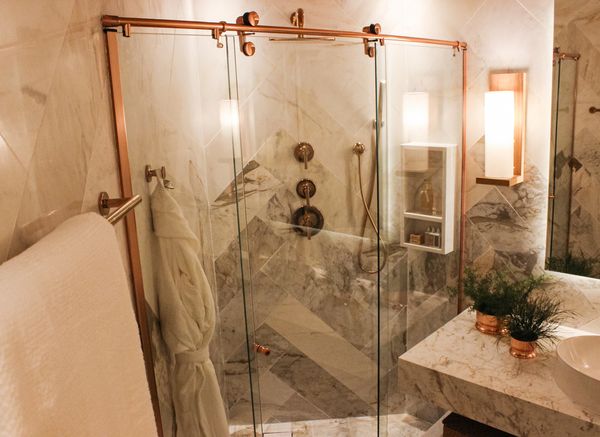Troca dos metais, plantinhas para absorção da umidade e a pintura do espaço, seja com tinta, seja com aplicação de papel de parede, são ótimas dicas para fazer a diferença nos banheiros por Ideia Glass/Divulgação