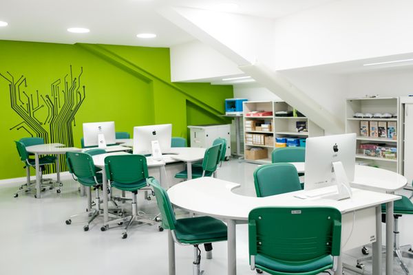 O local tem salas de aulas e uma grande área livre para vivência e desenvolvimento de experiências individuais e coletivas.