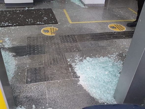 Com a ação dos criminosos, a porta de vidro da agência ficou destruída por Carlos Alberto Silva | A Gazeta