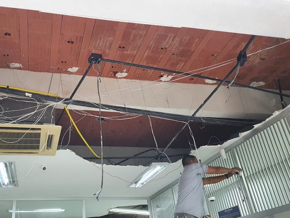 Parte do teto de uma das agências também caiu devido à explosão por Carlos Alberto Silva | A Gazeta