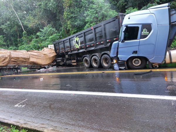 Acidente entre carretas deixa trânsito interditado na BR 101