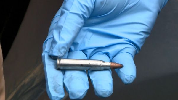 Carros incendiados e objetos deixados para trás por bandidos que roubaram banco em Santa Leopoldina