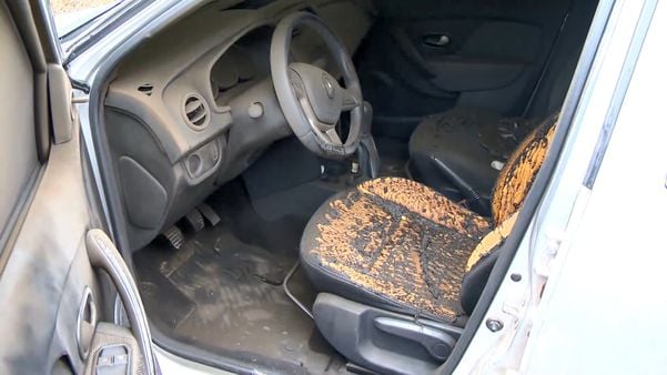 Carros incendiados e objetos deixados para trás por bandidos que roubaram banco em Santa Leopoldina