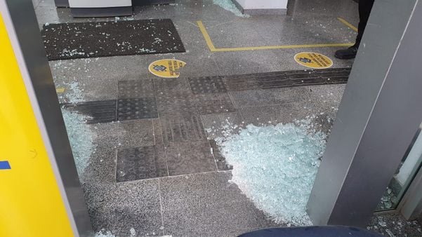 Com a ação dos criminosos, a porta de vidro da agência ficou destruída por Carlos Alberto Silva | A Gazeta