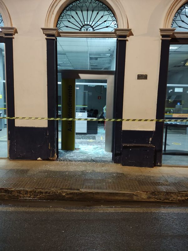Criminosos atiraram contra viaturas e invadiram bancos em Santa Leopoldina por Foto leitor