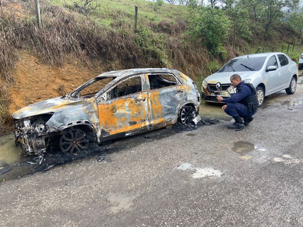 Dois carros foram abandonados em Viana: suspeita é que tenham sido utilizados em Santa Leopoldina