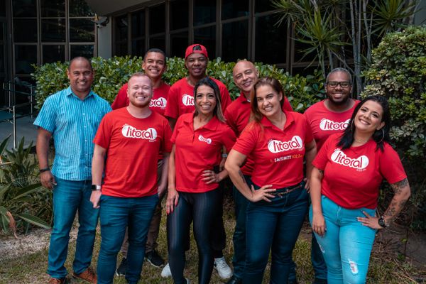 Parte da equipe da rádio Litoral em frente à Rede Gazeta