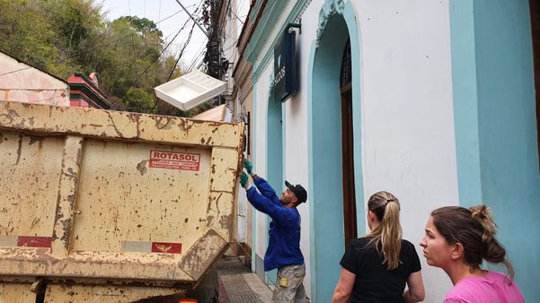 Retirada dos destroços após explosão dentro do banco Sicoob por Carlos Alberto Silva | A Gazeta