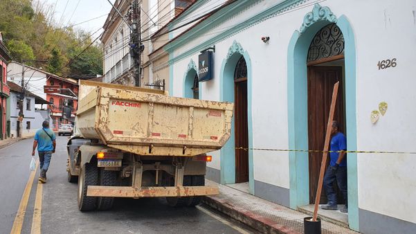 Retirada dos destroços após explosão dentro do banco Sicoob por Carlos Alberto Silva | A Gazeta