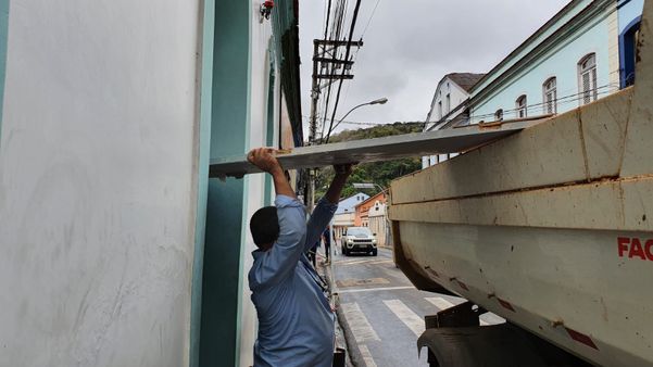 Retirada dos destroços após explosão dentro do banco Sicoob por Carlos Alberto Silva | A Gazeta